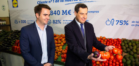 Carlos Martínez, director regional de Lidl en Andalucía, junto con Juanma Moreno, presidente de la Junta de Andalucía