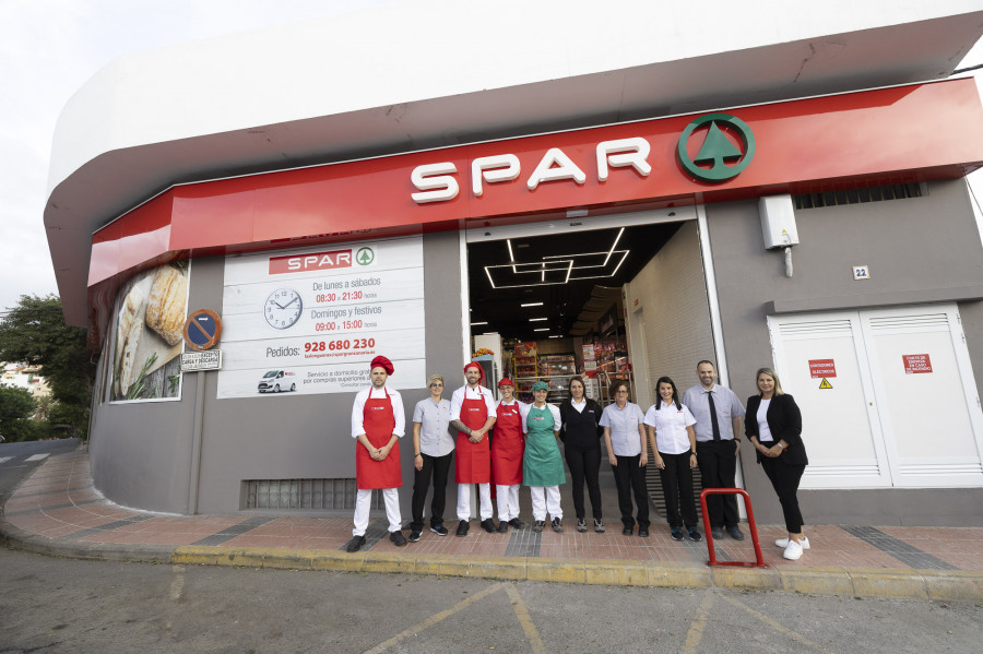 El equipo de SPAR Las Longueras durante la reapertura