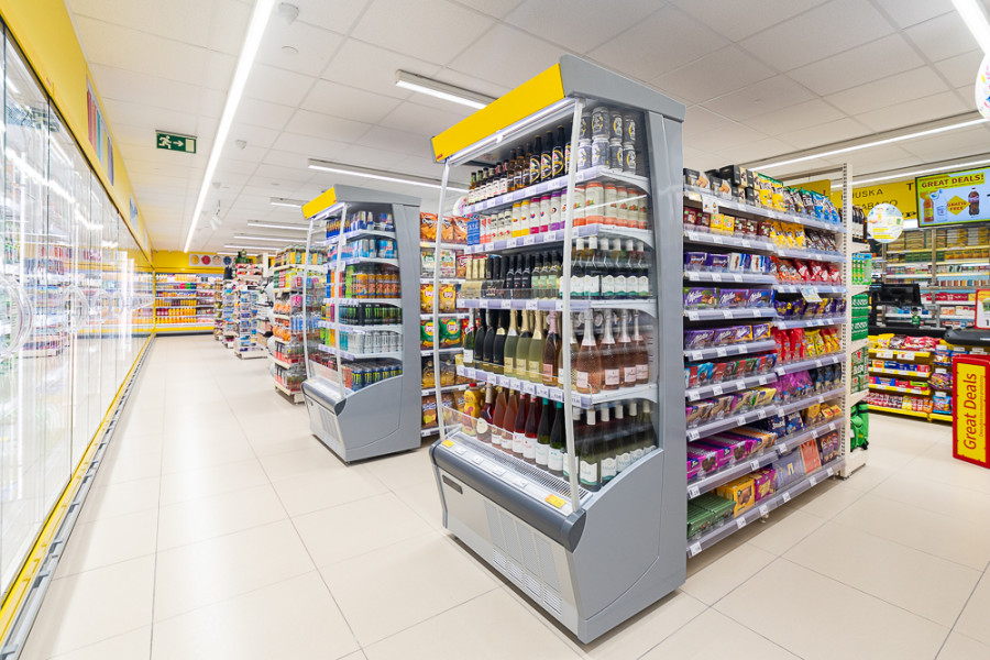 La tienda ofrece un amplio surtido de productos para los visitantes
