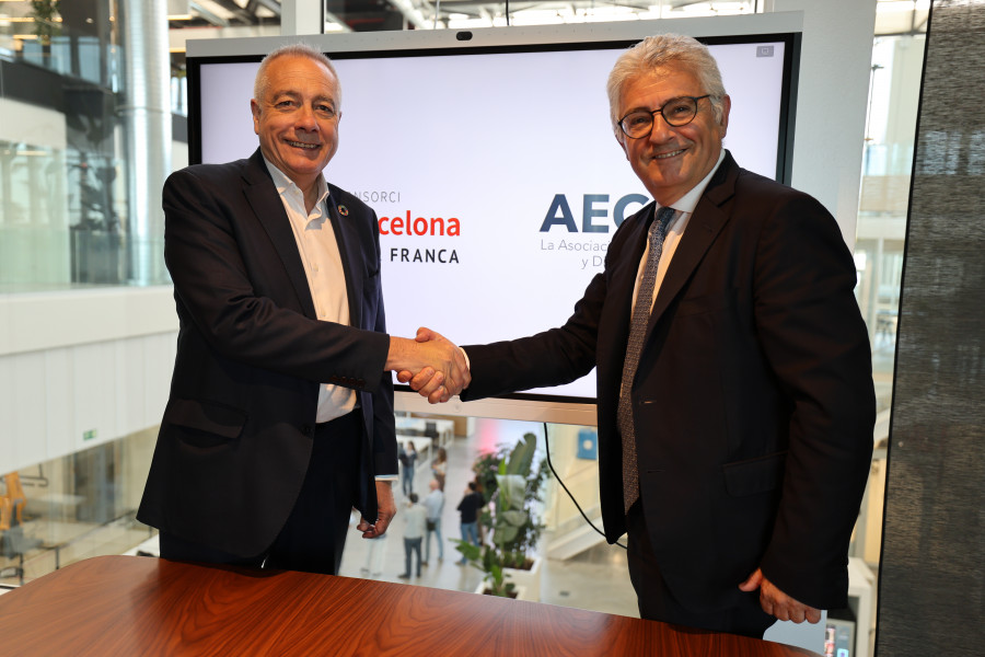 Firma del acuerdo de colaboración entre José María Bonmatí, director general de AECOC, y de Pere Navarro, delegado especial del Estado en el CZFB
