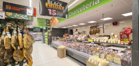 Cuenta con charcutería, carnicería, frutería y panadería