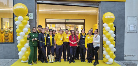 Foto de familia de los empleados del supermercado