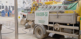 Maquinaria limpiando las calles afectadas por la DANA en Alfafar