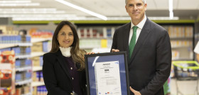 Dara Sánchez, responsable de Sostenibilidad de HiperDino, y Javier Lantigua, director de AENOR en Canarias (1)