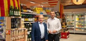 El presidente de la FCAC, Ramón Sarroca, junto al Responsable de Proximidad de Caprabo, Fernando Tercero