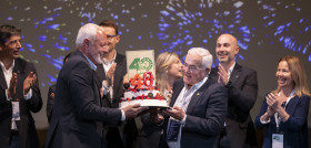 Javier Puga, consejero delegado, y José Abraham Domínguez, presidente, en uno de los momentos más emotivos
