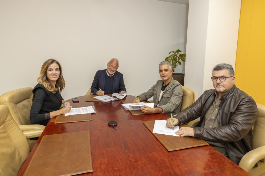 Olivia Llorca, directora general de HiperDino  Javier Puga, consejero delegado de DinoSol Supermercados, Henry Acosta y Terencio Acosta, propietarios de Terencio Supermercados