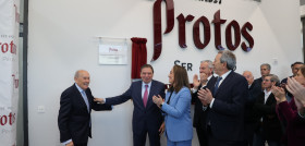 De izda a dcha Edmundo Bayón, presidente de Bodegas Protos, D Luis Planas, ministro de Agricultura, María González Corral, consejera de Agricultura, Ganadería y Desarrollo Rural de la Junta de Cas