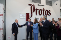 De izda a dcha Edmundo Bayón, presidente de Bodegas Protos, D Luis Planas, ministro de Agricultura, María González Corral, consejera de Agricultura, Ganadería y Desarrollo Rural de la Junta de Cas