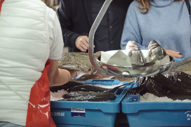 Pescadería con pescado de acuicultura