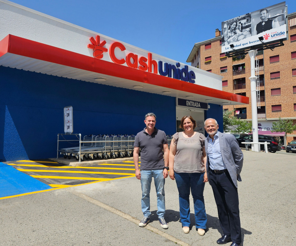 Dña. Marta Ruíz, Alcaldesa del Excmo. Ayuntamiento de Estella visita el nuevo Cash Unide